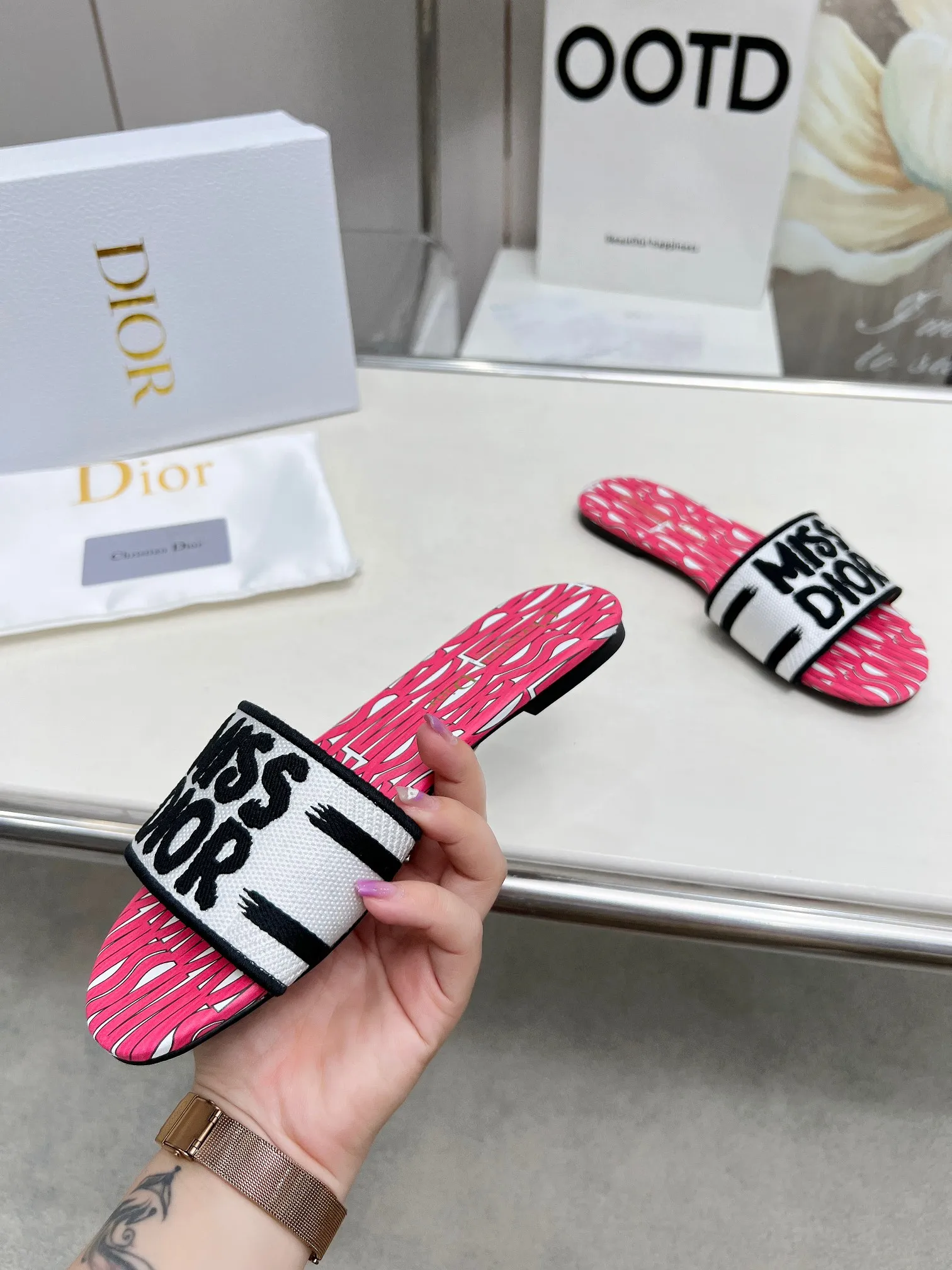 👟👟Ex-factory price 300👟👟 •Dior women's presbyopic embroidered leather-soled slippers Christian Dior has always been synonymous with magnificence and elegance, and has always been at the top of the fashion world👍 What is particularly worth mentioning is: the embroidered ✨ pattern on the sole, which reproduces one of the cherished symbols of Christian Dior✅More than a hundred colors to choose from ◽️️Upper: selected top-quality embroidered cotton ◽️Inner lining: imported sheepskin ◽Number 35-40 (41.42.43 customized)